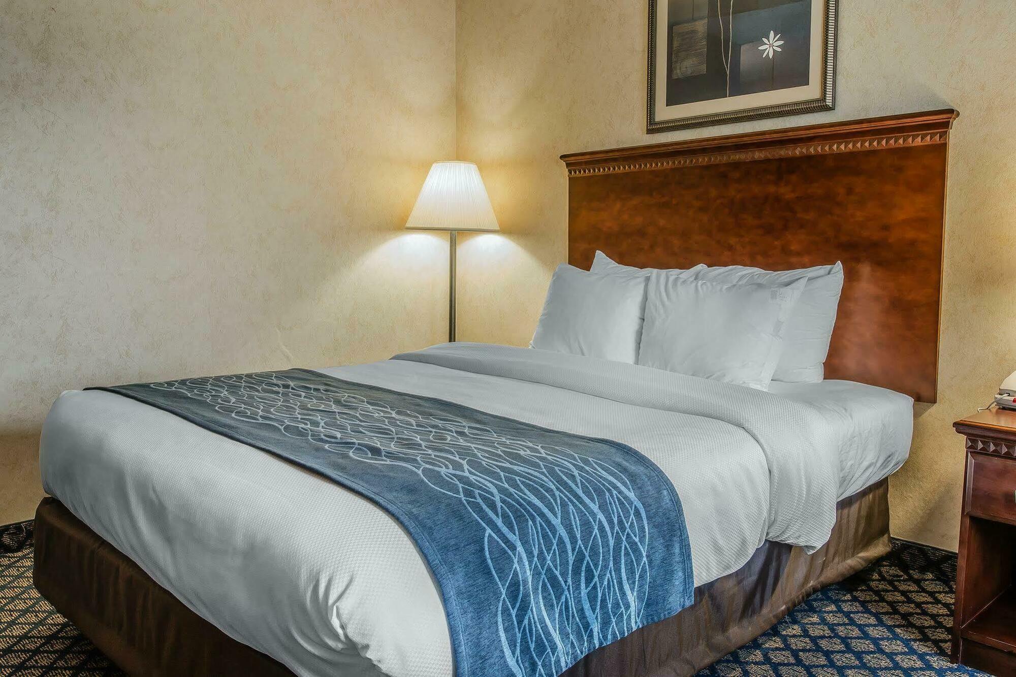 Hotel Quality & Near I-69 3*